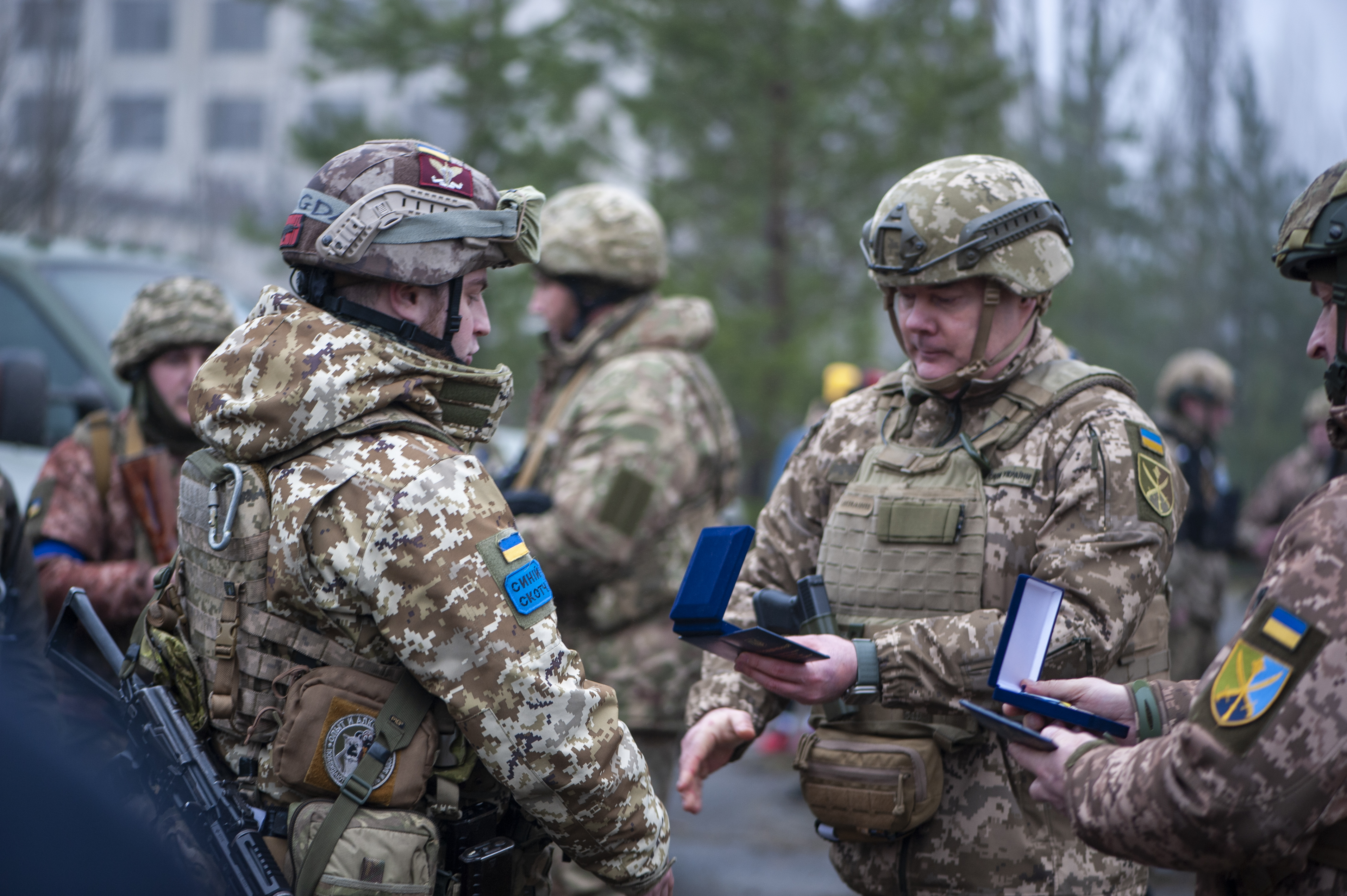 Командувач Об’єднаних сил генерал-лейтенант Сергій Наєв вручає нагороди бійцям, що відзначилися в бойових операціях